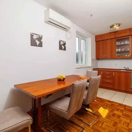 In 51717 Apartment Crikvenica