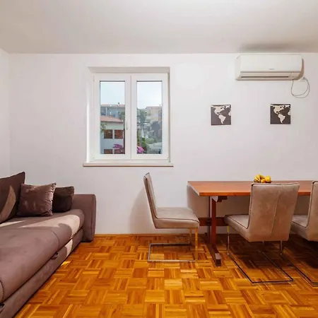 In 51717 Apartment Crikvenica